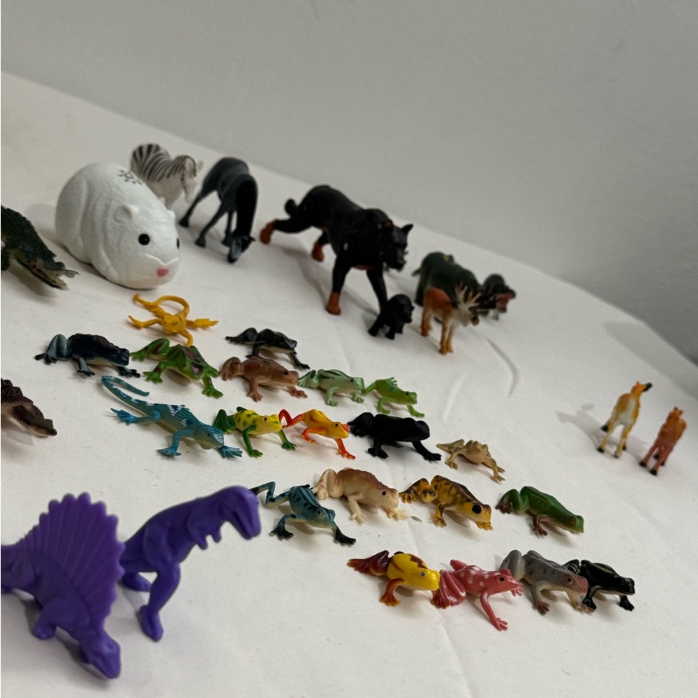 75 Small made of plastic animals (10 horses, 10 dogs, 9 turtles, etc)